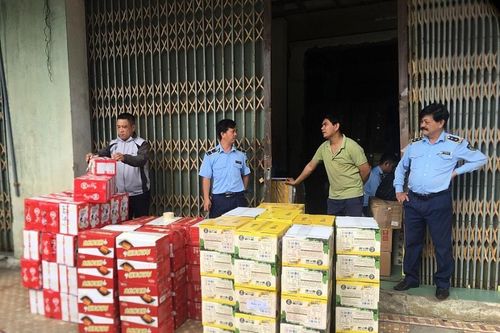 Phát hiện số lượng lớn bánh kẹo không rõ nguồn gốc xuất xứ tại Phú Yên và Bình Định