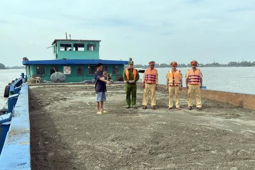 Bắt 6 tàu vận chuyển gần 3.000 m3 cát lậu trên sông Tiền