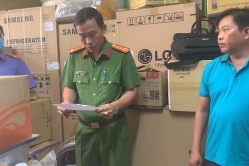 Khởi tố, bắt tạm giam 2 đối tượng buôn bán bóng đèn Rạng Đông giả