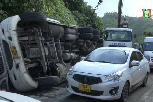 Đường mòn Hồ Chí Minh đã thông xe sau đêm gián đoạn