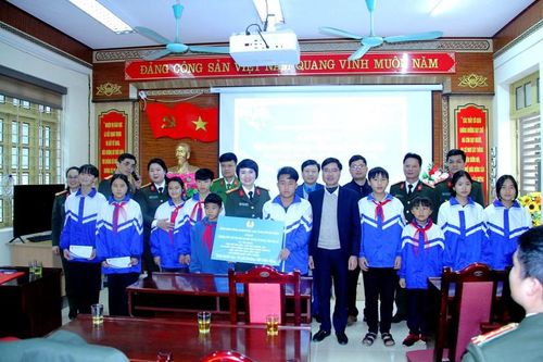 Bộ Công an tặng quà Tết cho học sinh vùng cao Si Ma Cai