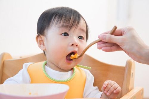 Có nên cho trẻ dưới 1 tuổi ăn muối?