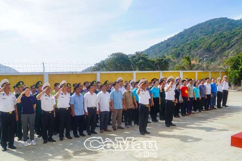 'Mang Tết' đến cán bộ, chiến sĩ Hòn Khoai