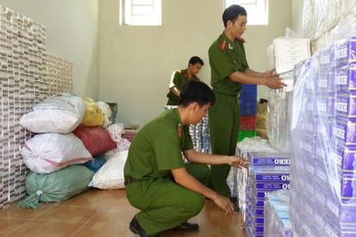 Cảnh sát giao thông Công an Long An bắt giữ hơn 10.000 gói thuốc lá lậu