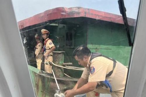 CSGT TPHCM: Bắt 3 tàu 'bạch tuộc' hút cát trái phép trên sông Kinh Lộ