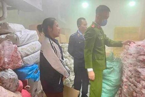 Hơn 6 tấn mỡ và óc lợn tập kết trong kho lạnh ở khu dân cư