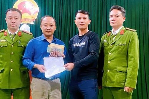 Tài khoản bỗng dưng 'nổ' 300 triệu, 2 vợ chồng tức tốc phi ngay đến nơi này để tìm sự an toàn