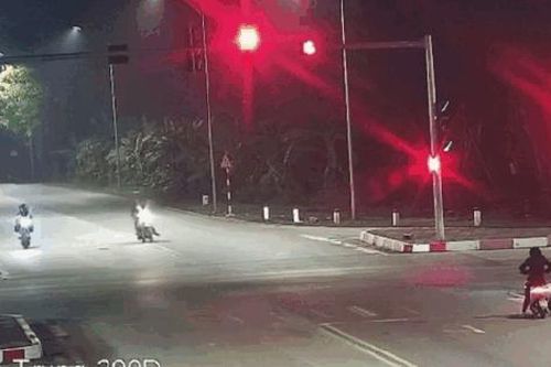 Kinh hoàng khoảnh khắc xe máy vượt đèn đỏ, bị ô tô húc văng cả chục mét