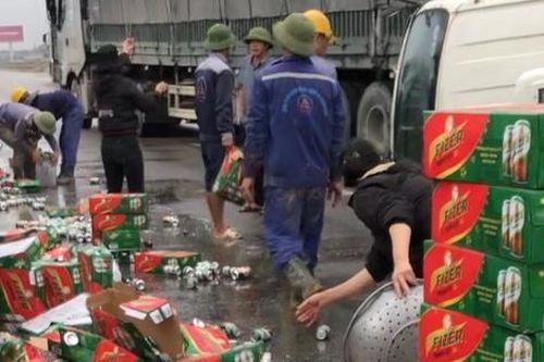 Người dân Nghệ An giúp tài xế gom hàng trăm thùng bia đổ tràn đường
