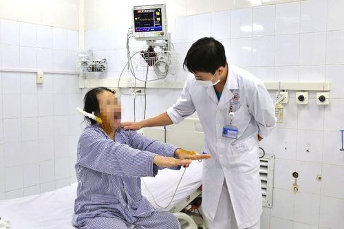Cứu sống người phụ nữ 62 tuổi bị sốc tim nguy kịch