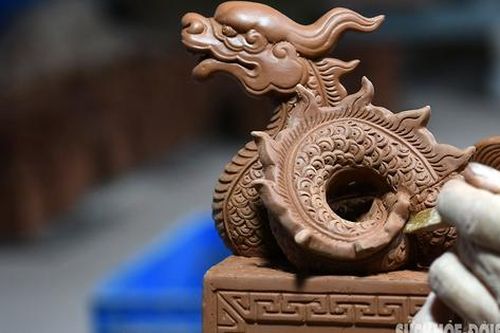 Nghệ nhân Bát Tràng kỳ công lấy đất sét Quảng Ninh, nước sông Hồng tạo nên tác phẩm đặc biệt Dấu ấn rồng thiêng