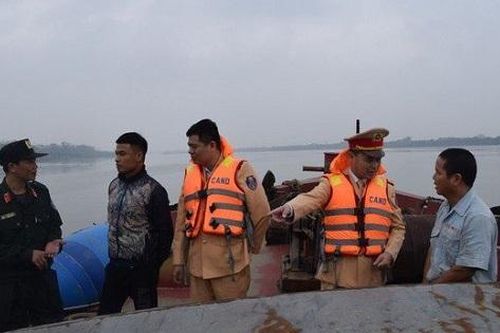 Tàu hết đăng kiểm ngang nhiên hút cát bán ngay trên sông
