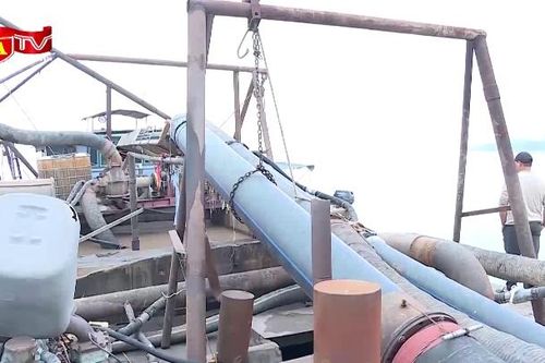 Tàu hết hạn kiểm định biến thành 'cát tặc', hút cát bán ngay trên sông