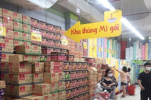 Hàng hóa dồi dào nhưng vắng người mua