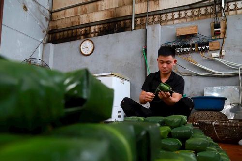 Ghé thăm làng nghề 'cha truyền con nối' gói bánh chưng ở Hà Nội