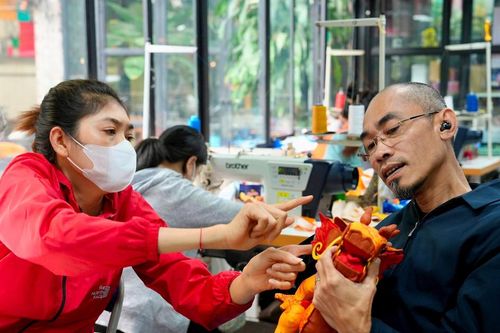 Xưởng sản xuất Rồng 'đặc biệt' của những người khuyết tật