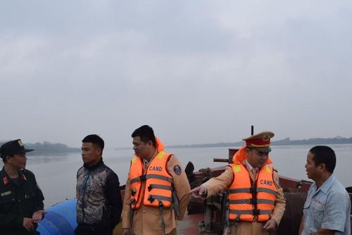 Bắt quả tang 2 tàu hút cát trái phép trên sông Hồng