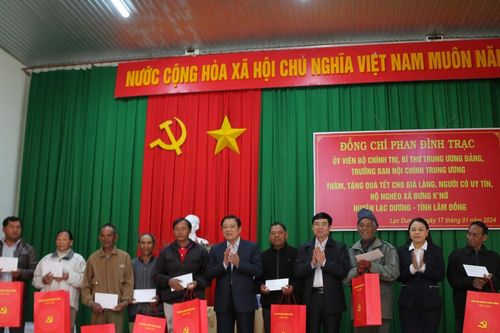 Trưởng Ban Nội chính Trung ương Phan Đình Trạc thăm, tặng quà Tết tại Lâm Đồng