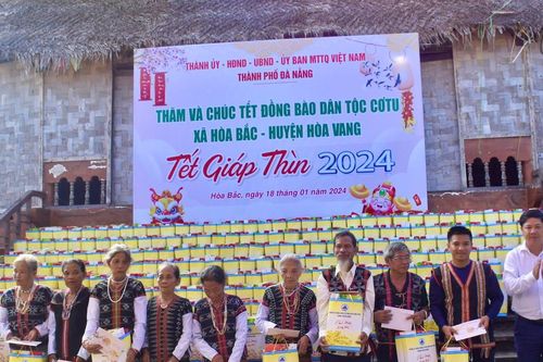 Đà Nẵng: Trao quà Tết Nguyên đán cho đồng bào Cơ Tu