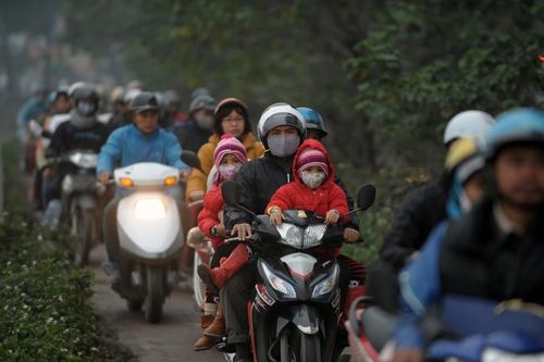 Không 'đỏ mắt' canh mua vé Tết, nhiều người tự chạy xe máy về quê