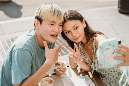 Có gì sai khi bỏ 50.000 đồng để hẹn hò lần đầu ở quán cà phê?