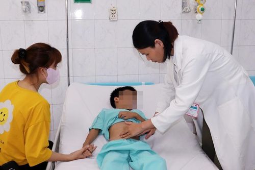 Bé trai 9 tuổi vỡ nội tạng vì ngã xe đạp