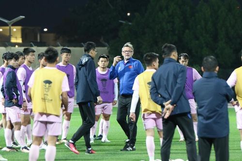 Việt Nam vs Indonesia: HLV Troussier dành bất ngờ cho đồng nghiệp Shin Tae Yong