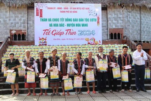 Đà Nẵng trao quà Tết cho các hộ khó khăn, đồng bào dân tộc thiểu số