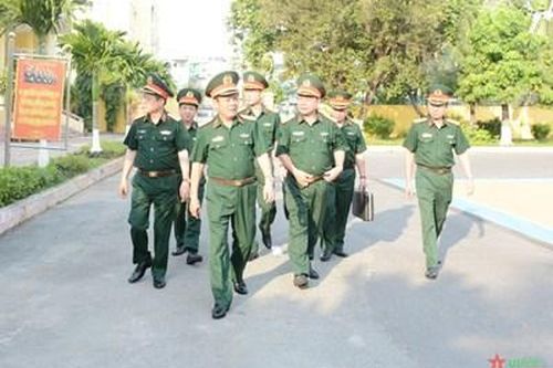 Trung tướng Trần Duy Giang kiểm tra, chúc Tết, tặng quà cán bộ, chiến sĩ Kho 690