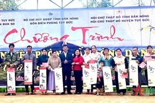 'Xuân Biên phòng, ấm lòng dân bản'