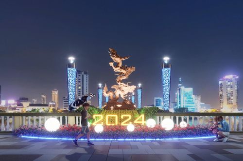 Tạo hình tượng Rồng thời Lý bằng gốm Bát Tràng bên bờ sông Hàn