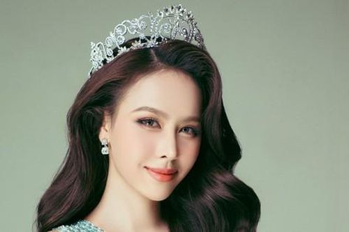 'Nàng Hậu' Việt hiếm hoi khoe cùng lúc hai chiếc vương miện, nhan sắc ngày càng thăng hạng