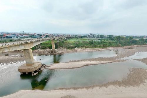 Nhiều khu vực sông Đà cạn nước