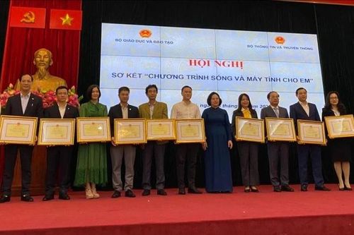 'Sóng và máy tính cho em': Hơn 92.000 máy tính bảng đã đến tay học sinh