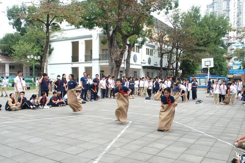 Ý kiến khác nhau về giao bài tập Tết