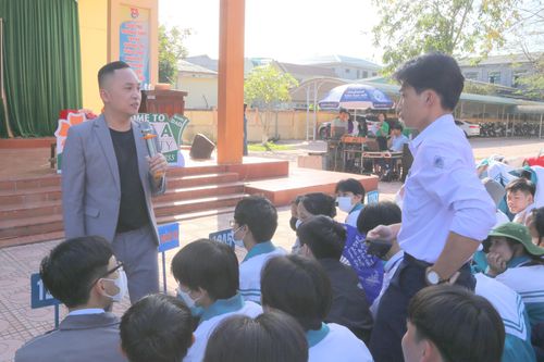 Truyền cảm hứng học tập và tư vấn nghề nghiệp cho học sinh Quảng Trị