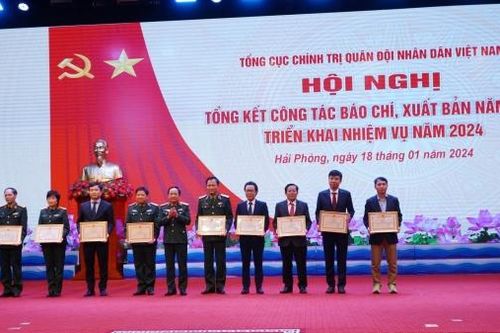 Tổng Biên tập Báo Thế giới & Việt Nam nhận bằng khen của Bộ trưởng Bộ Quốc phòng