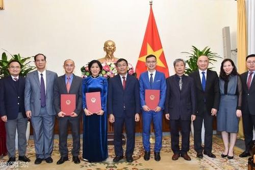 Thứ trưởng Thường trực Ngoại giao Nguyễn Minh Vũ trao quyết định điều động, bổ nhiệm lãnh đạo cấp Vụ