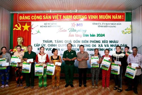 Kiên Giang: Bộ Tư lệnh BĐBP tặng quà tết cho cán bộ, nhân dân khu vực biên giới huyện An Minh