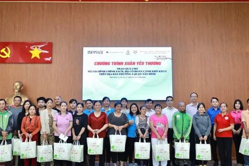 Trao 50 phần quà tết đến các gia đình chính sách, hộ nghèo quận Tân Bình, TPHCM