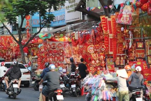 Phố đồ Tết lớn nhất TP HCM rực sắc đỏ, tấp nập người mua sắm
