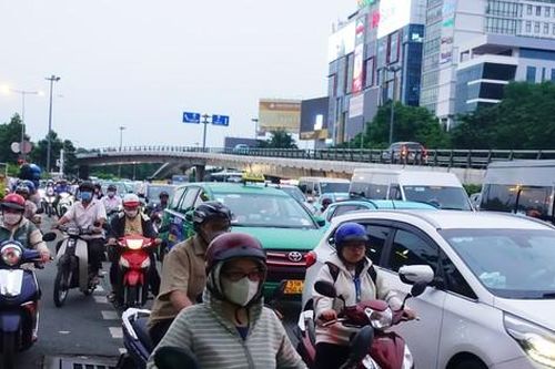 Nhận diện 3 điểm thường xuyên ùn ứ ở cửa ngõ sân bay Tân Sơn Nhất