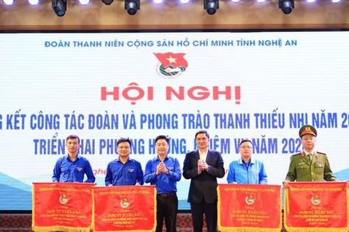 Tặng bằng khen nhiều cá nhân xuất sắc tuyên truyền công tác Đoàn và phong trào thanh thiếu nhi