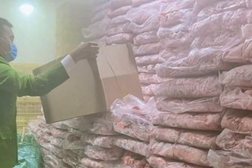 Thu giữ hơn 6,2 tấn mỡ bò, óc lợn trôi nổi chuẩn bị vào nhà hàng, quán ăn