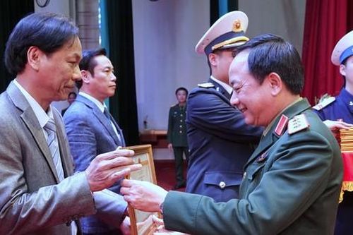 Bộ trưởng Bộ Quốc phòng tặng Bằng khen báo Tiền Phong