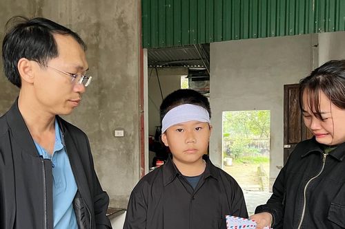 Hai con thơ rơi vào cảnh bơ vơ khi cha mẹ đều qua đời