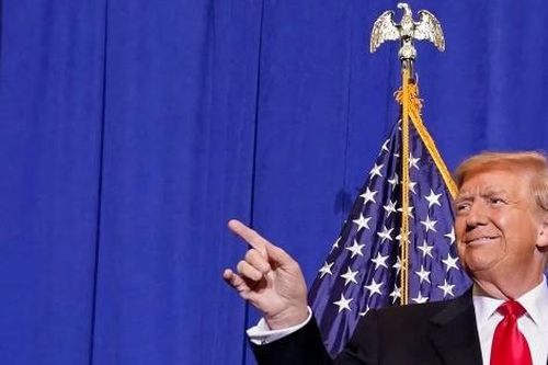 Một ngày tất bật của ông Trump: Sáng hầu tòa, chiều vận động tranh cử