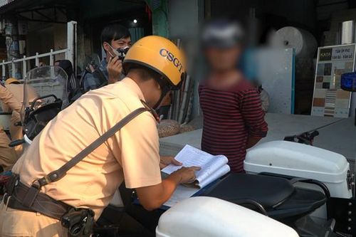 TP.HCM: Hàng loạt xe không đèn, còi, gương bị CSGT lập biên bản xử phạt
