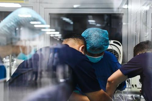 Người phụ nữ bất ngờ bị mất toàn bộ da đầu khi đang làm việc