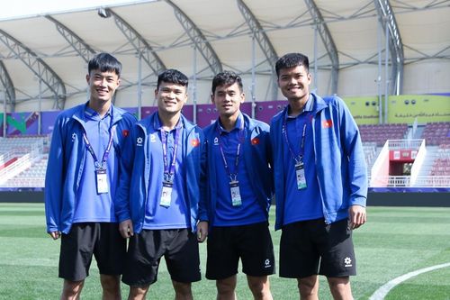 Tuyển Việt Nam thảnh thơi tham quan trước trận đấu Indonesia